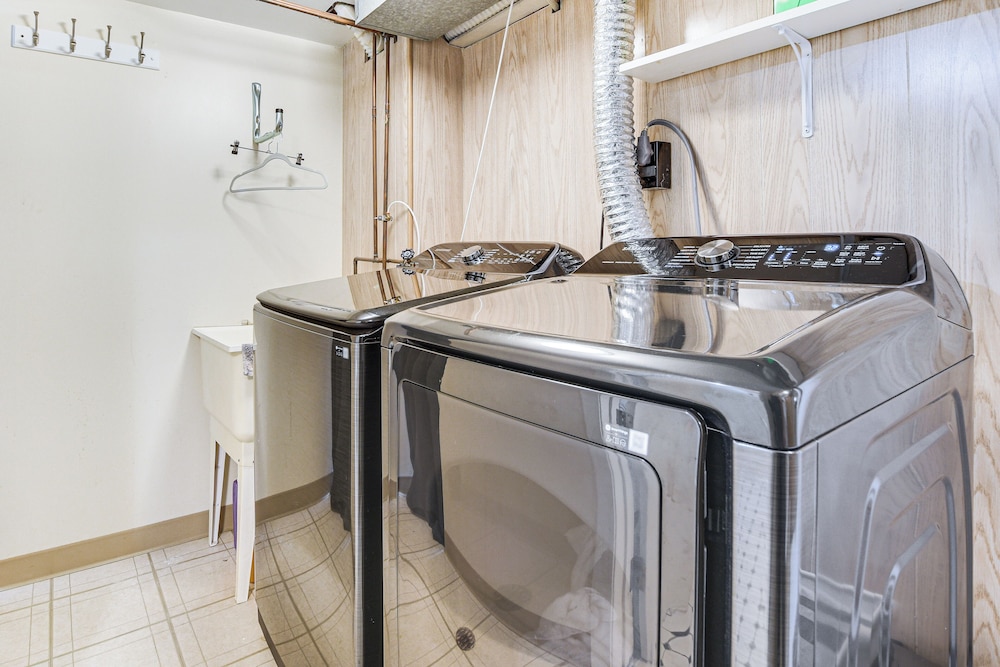 Pet-friendly Abode, 2 Mi to Dtwn Evanston!