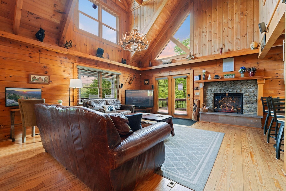 Breathtaking Hideaway 5 Bedroom Cabin