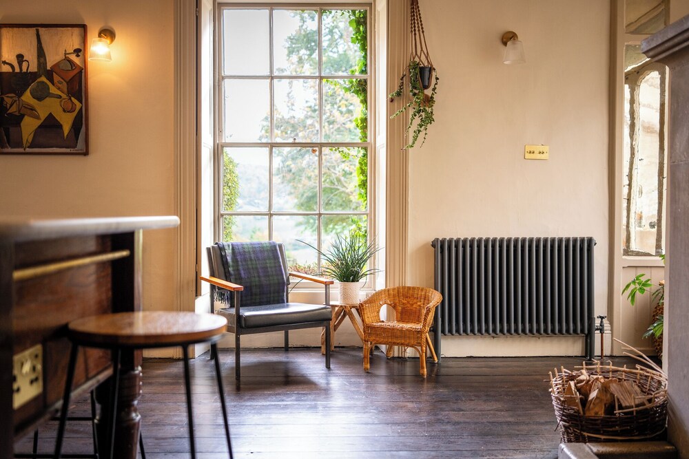 Stunning 8-Bedroom Home in Painswick