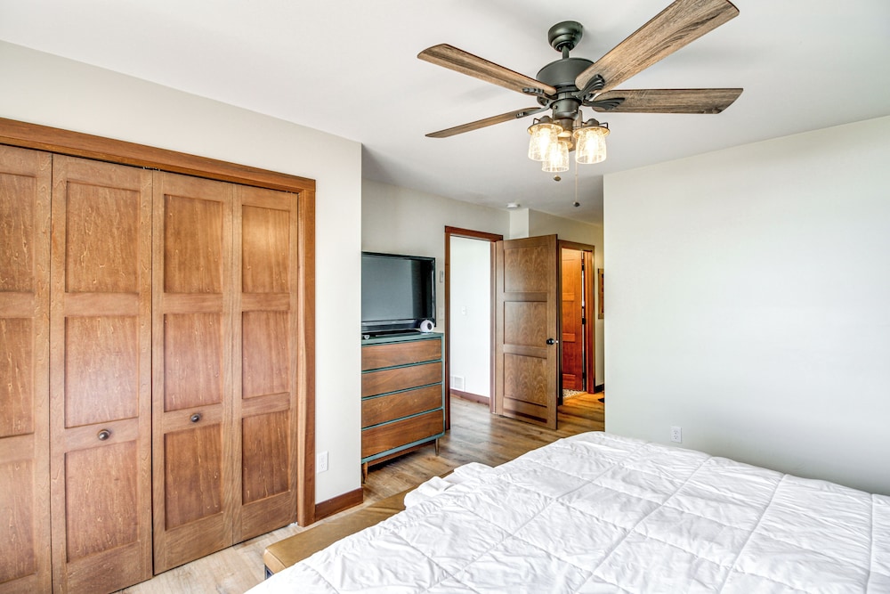 Private Beach & Dock: White Sand Lake Retreat!