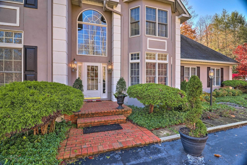 Million-dollar Estate by Downtown Franklin!