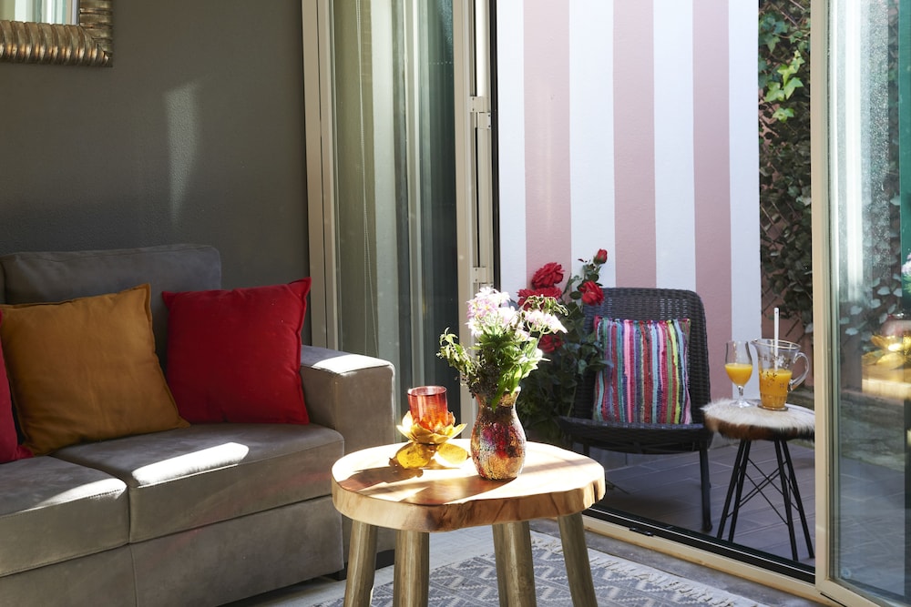 Hotel Lucky's Guest House - Image 1