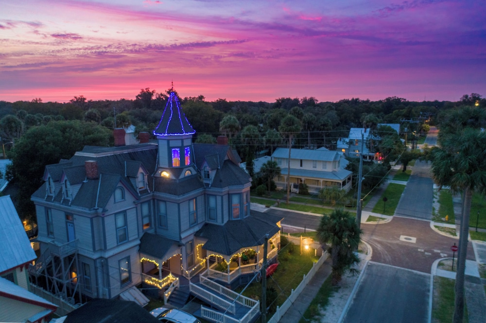 Grand Gables: Home 1 Block to St Johns River