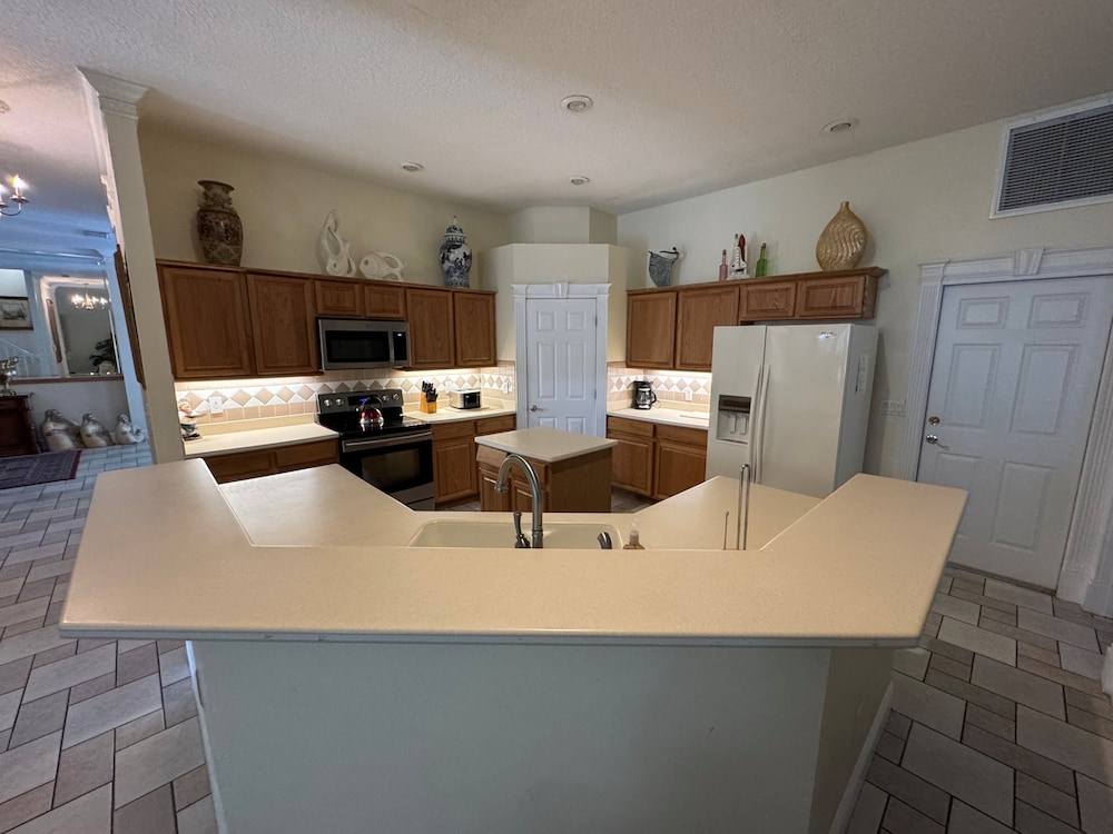Southern Comfort on Hampton Lakes - The Ultimate Luxury Retreat!