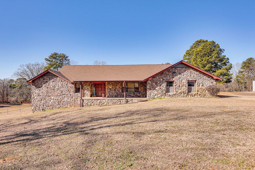 4 Mi to Lake Access: Pet-friendly Home in Bismarck