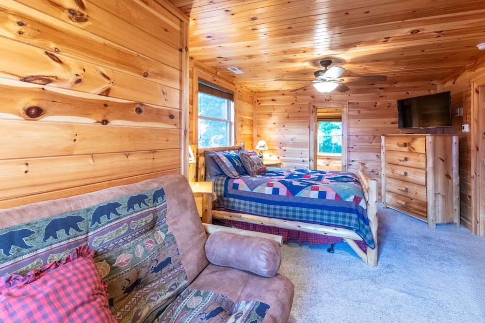 Luxury 4200 Sqft Log Cabin on 50 Acres Sleeps 16