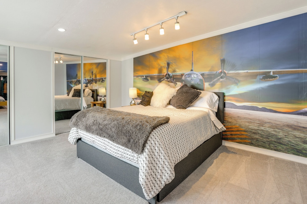 Aircraft Tours! Fly-in Hangar Apt in New Waverly