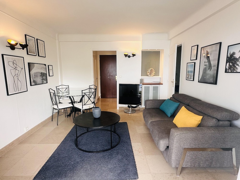 One Bedroom Apartment With a sea View Right by the Croisette Beaches and the Center of Cannes - 2287