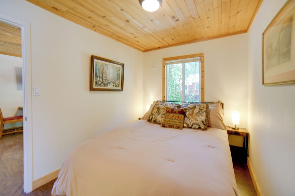 Golf & Hike: Cobb Mountain Cabin in Scenic Forest!