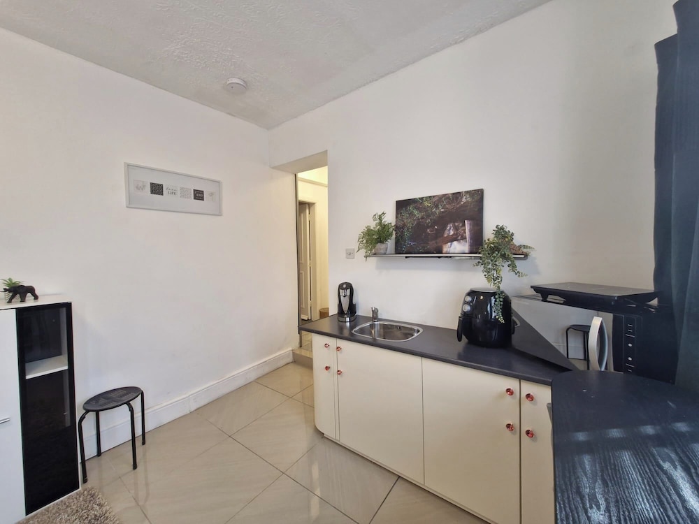 Beachside Retreat - Pets Ok - Free Parking