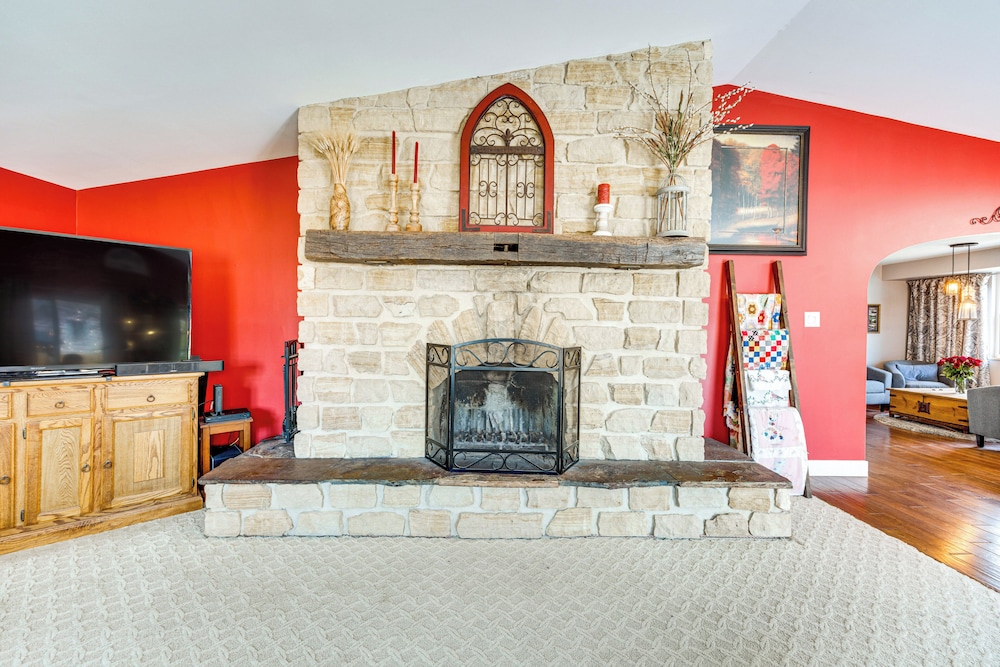1 Mi to Attractions: Getaway w/ Mtn Views!