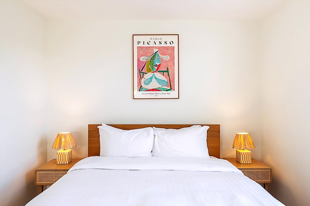 Stylish Chelsea Flat With Luxe Comfort & Charm