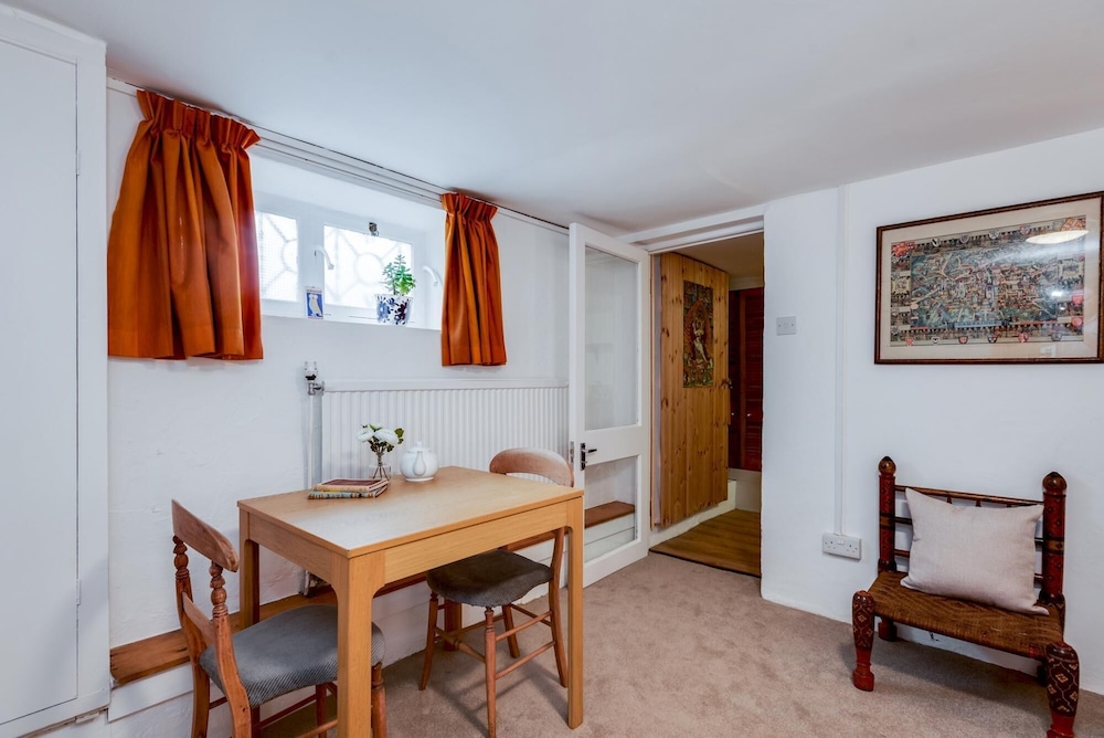 Oxford Vacations - The Summertown Studio 1 Bedroom Kitchenette - Property Image 6
