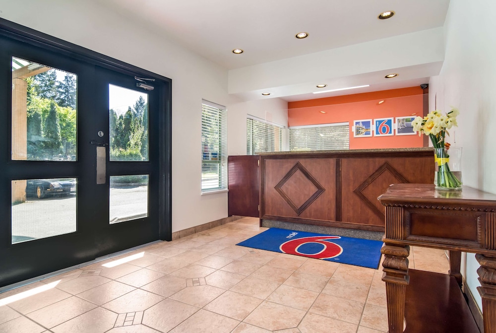Motel 6 Surrey, BC