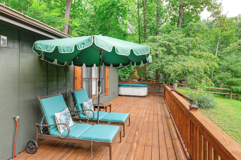 Deck & Game Room! Lakefront Blue Ridge Mtn Gem