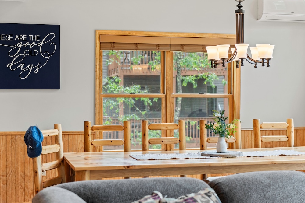 Bluejay Getaway by Avantstay Walk to Lake 7bdr Hot Tub Pool Table