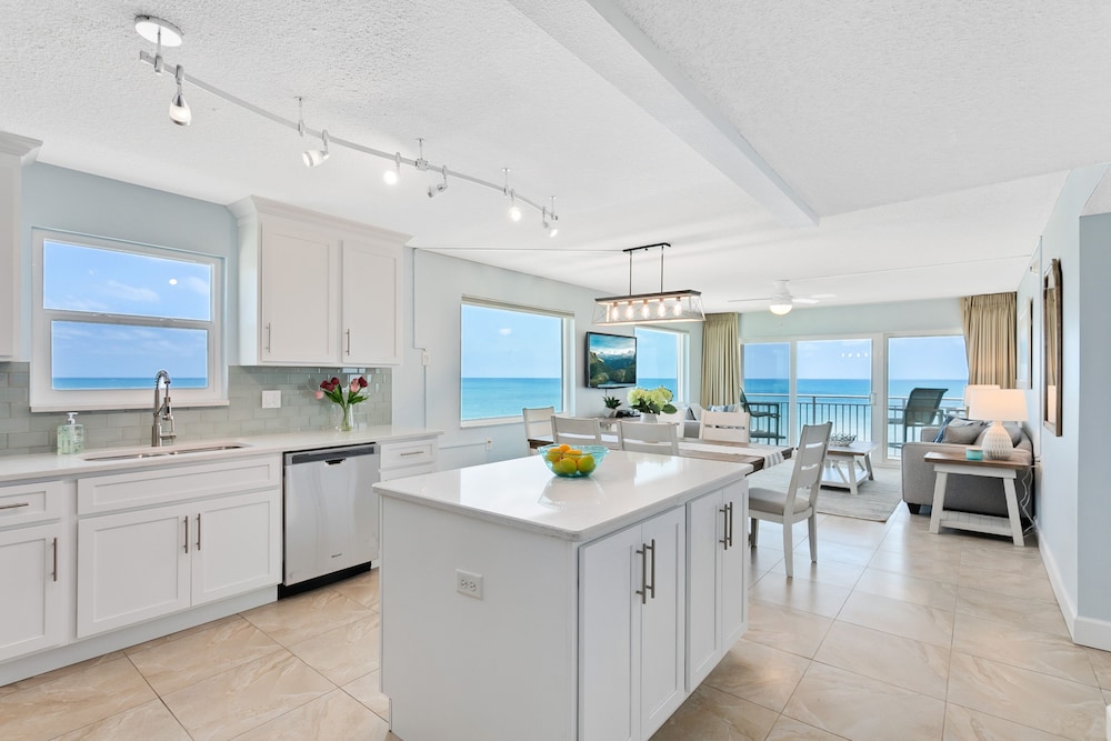 Paradise Beach Club by Happy Palm Stays