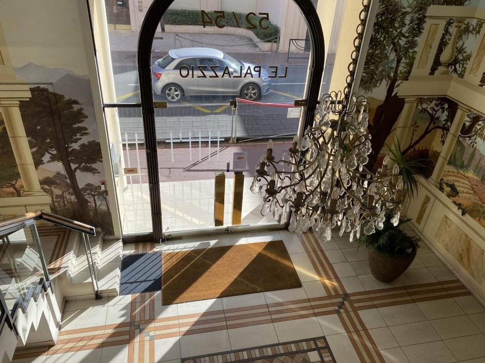 One Bedroom Apartment in the Center of Cannes a few Steps From the Beaches and the Conference Center - 2005