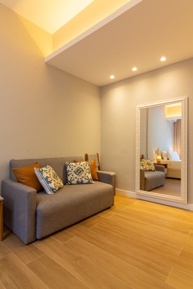 Loft With Soundproof Windows 5-minute Walk to the Beach Nsc304