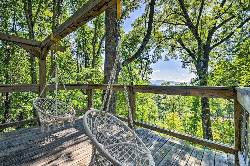 Luxury Lodge on 45 Acres: Patio, Deck & Views!