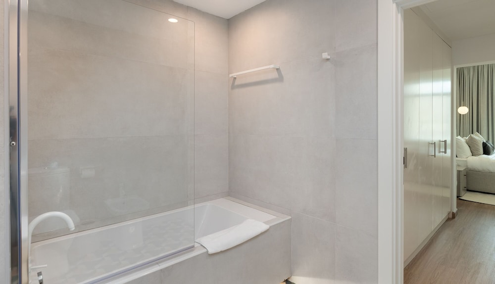 Sleek 2BR Apt at the Palm w Beach Access