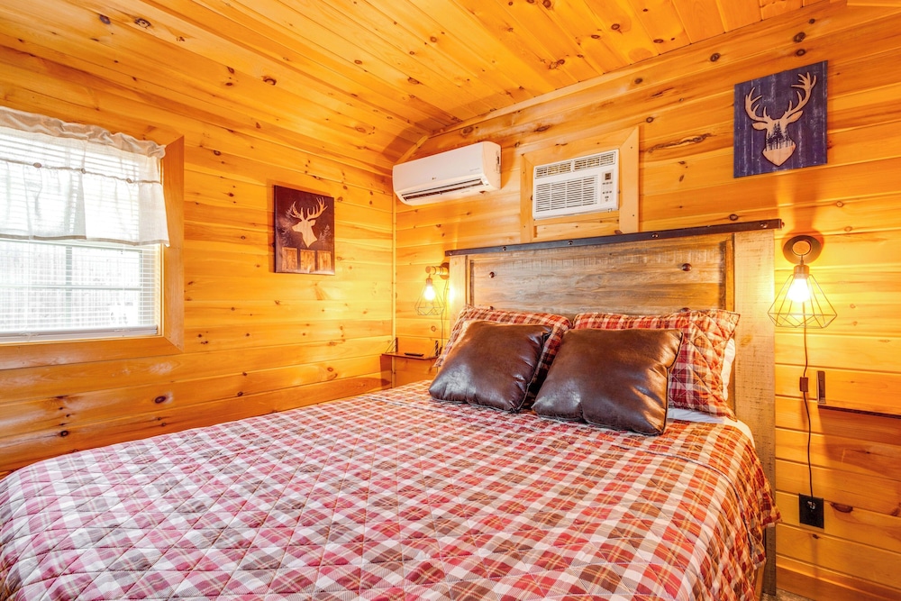 Patio, Fire Pit & Grill: Central Sevierville Cabin