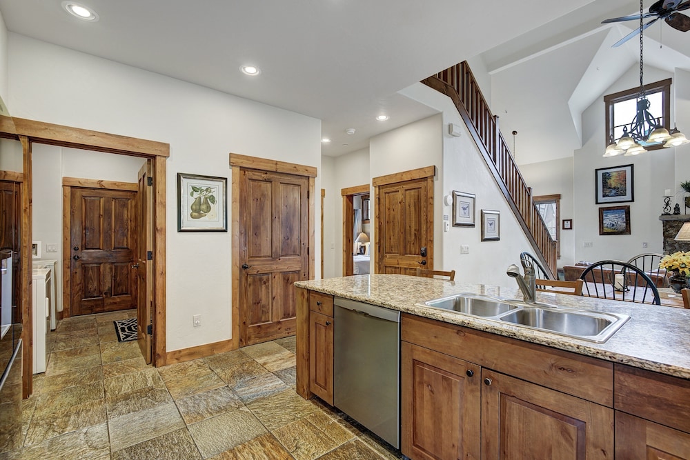 Private Townhome Close To Ski Back And Hot Tub 3 Bedroom Townhouse