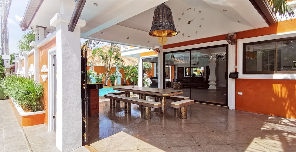 GOLDLAND Luxury Pool Villa Pattaya Walking Street 8 Bedrooms view 2