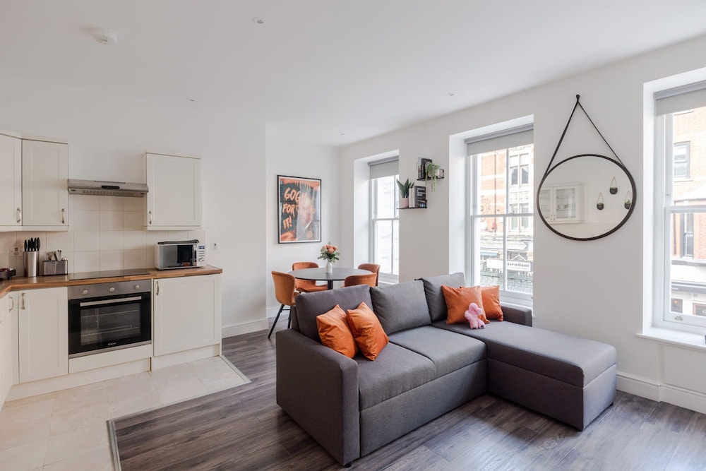 Flirty Chambers - Fitzrovia - by Frankie Says