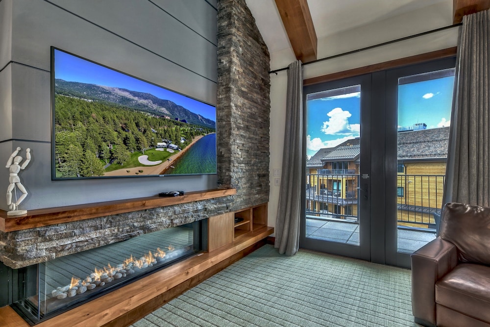 Lake Tahoe Vacations - Luxury Two Bedroom Residence steps from Heavenly Village Book 7 Nights for 10 Off by RedAwning - Property Image 9