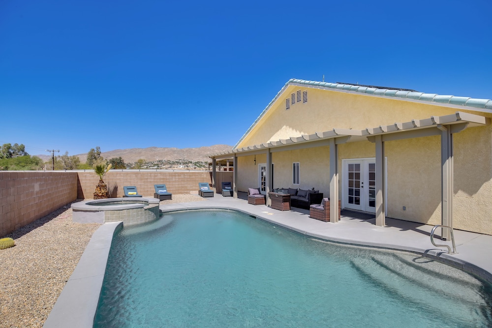 Desert Escape: 360 Mtn Views & Saltwater Pool/spa