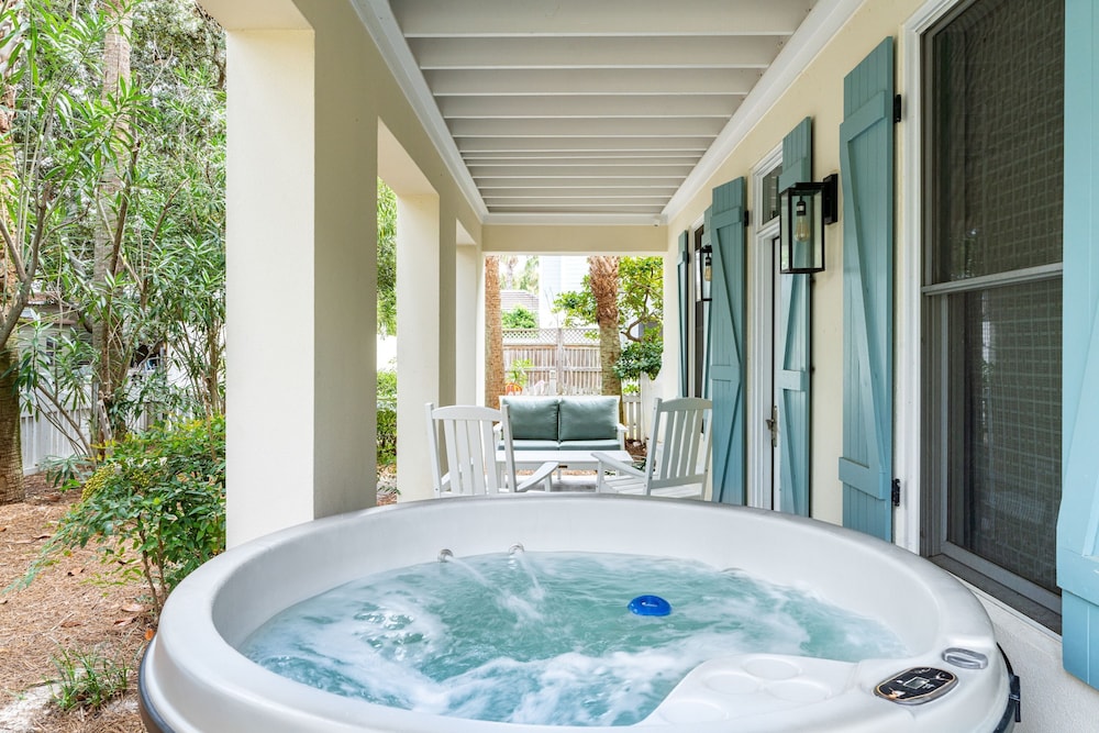 Destin Dream by Avantstay 2-story Home Walk to Beach Hot Tub Golf Cart
