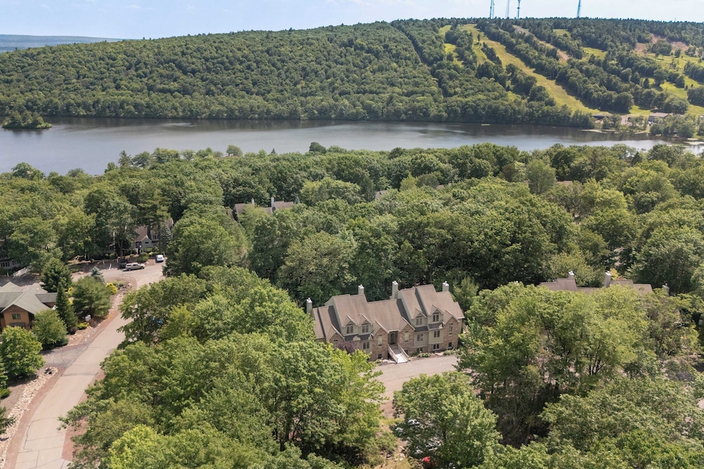 Highland Hideaway by Avantstay Group Poconos Retreat w/ Patio + Game Room