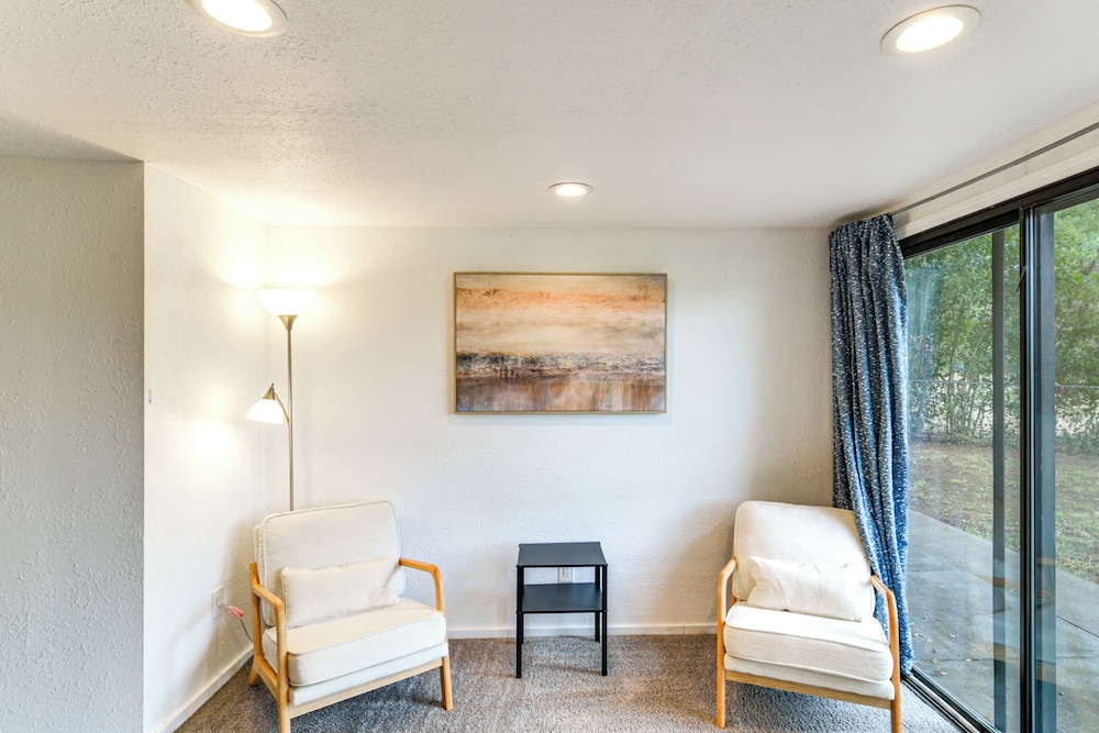 5 Mi to Lake Oroville: Huge Riverfront Home!