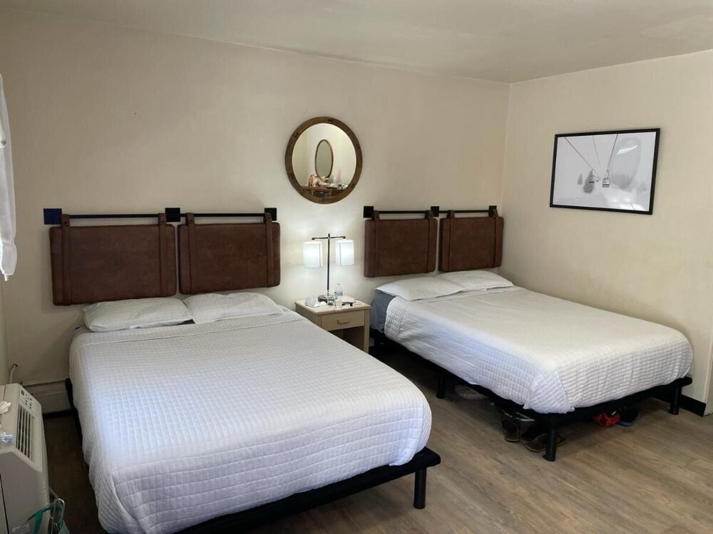 Mac's Motel