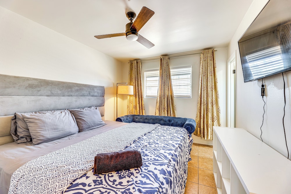 3 Mi to Dtwn Mesa: Home w/ Fenced Backyard!