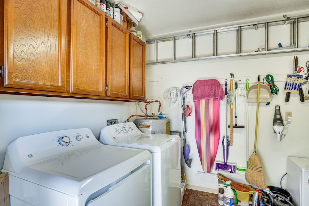 Pet-friendly 55+ Green Valley Home w/ Golf Gear!