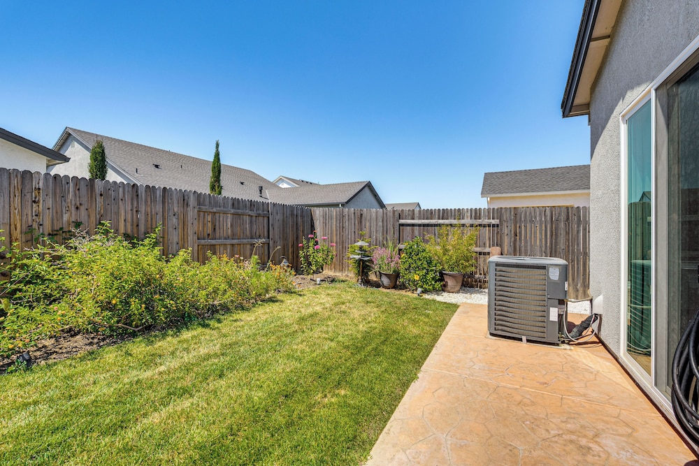 Fenced-in Yard: Apt 7 Mi to Westfield Galleria
