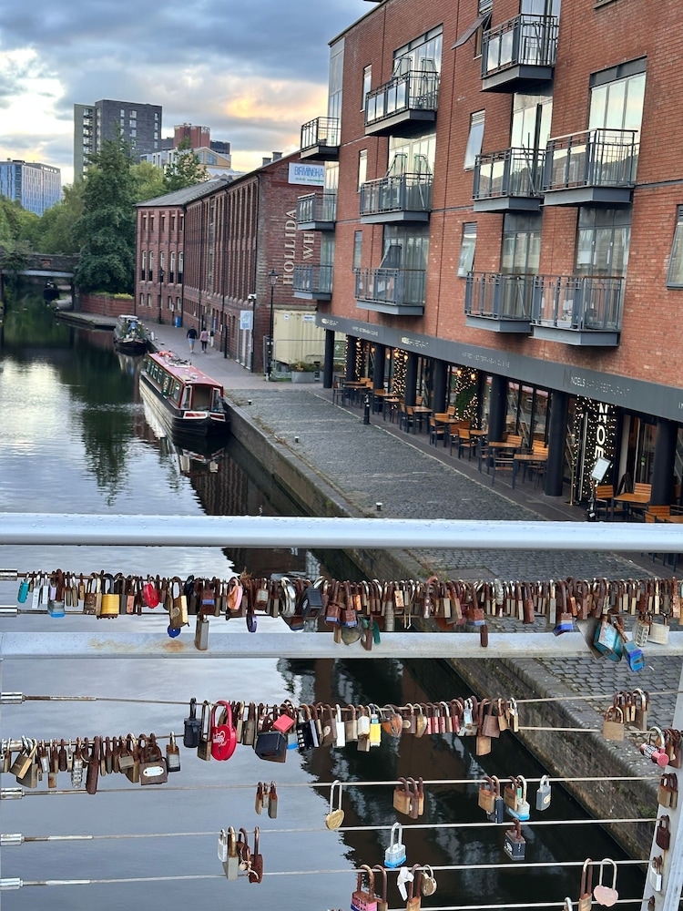 Charming Birmingham Apartment With Mini Balcony and Wifi With a Free Parking