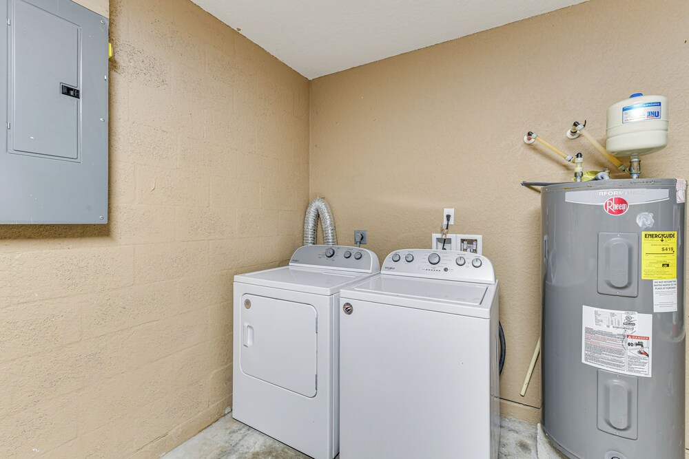4 Mi to Bradenton Riverwalk: Cozy Home w/ Patio!