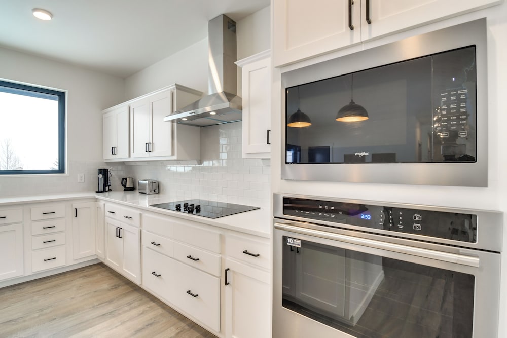 2 Mi to Granby Ranch: Home w/ Mountain-view Deck!