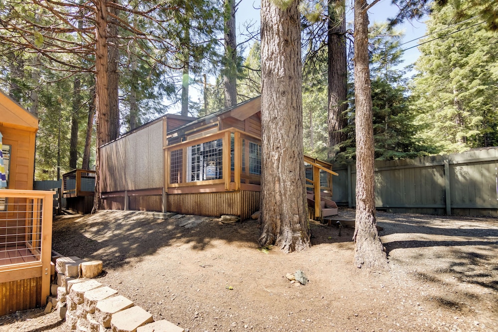 Near Lake Almanor & Golf: Cozy Cabin!