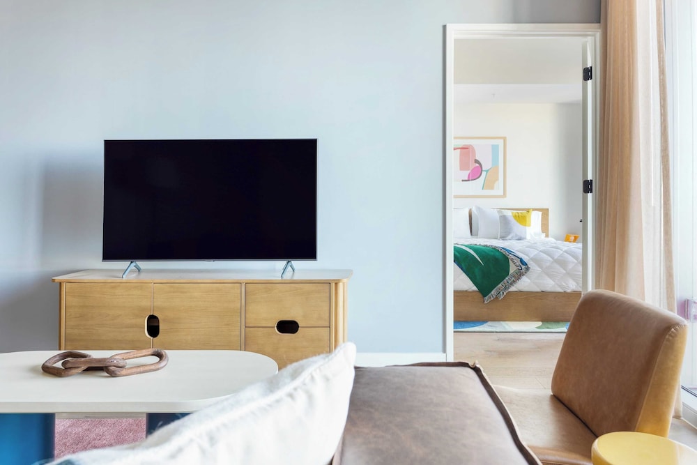 Sleeps 16 Brand New Austin High Rise w/ Rooftop Pool, Gym, Yoga Studio & More!