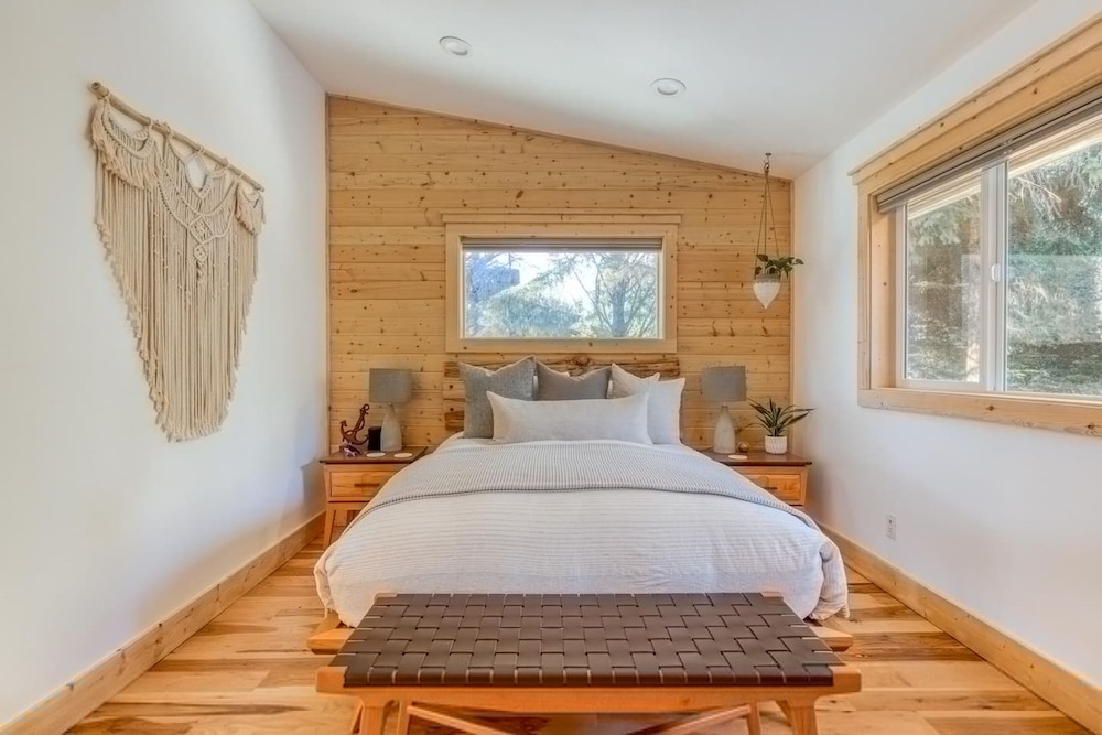 Boutique Cabin on Manicured Acre Hot tub Path to Beach Wifi 200 10