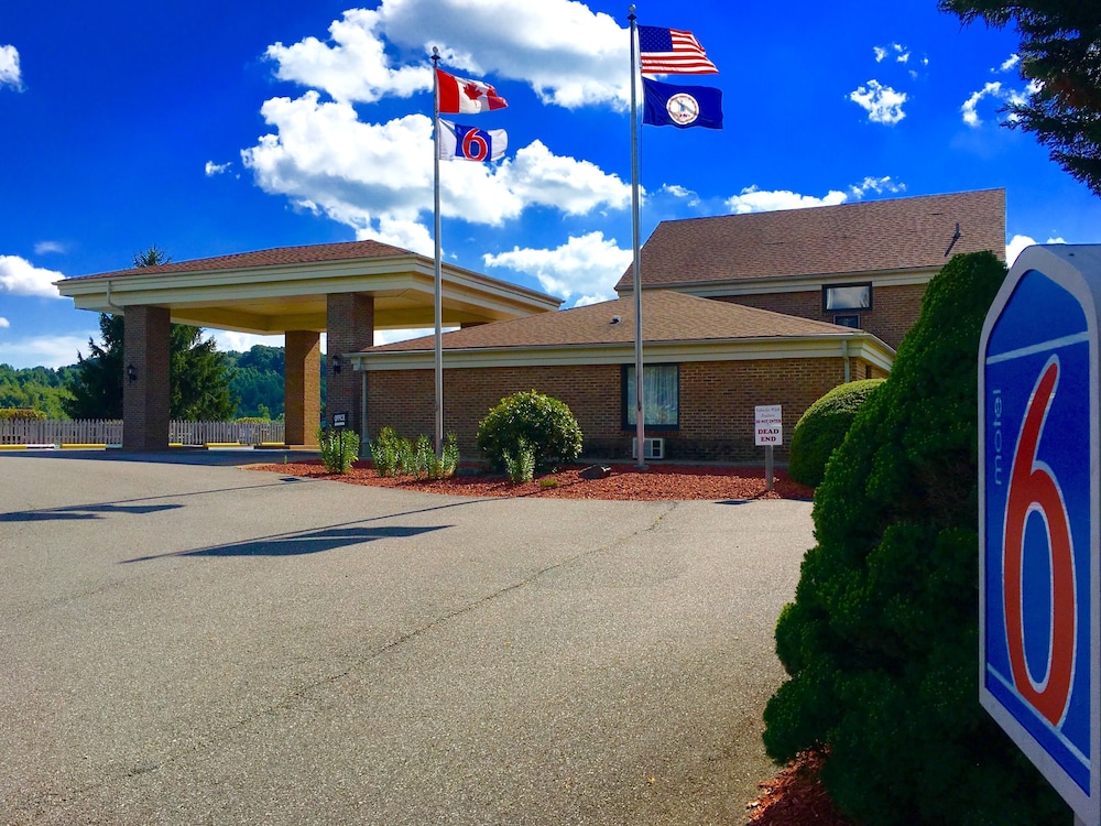 Hillsville Vacations - Motel 6 Hillsville, VA - Property Image 22