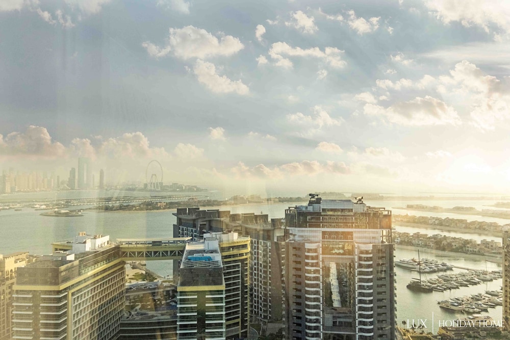 LUX Iconic Views at Palm Tower Suite 3