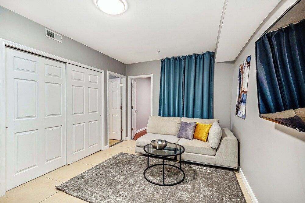 Fantastic 1BD Apt Next to the Convention Center and Reading Terminal view 4