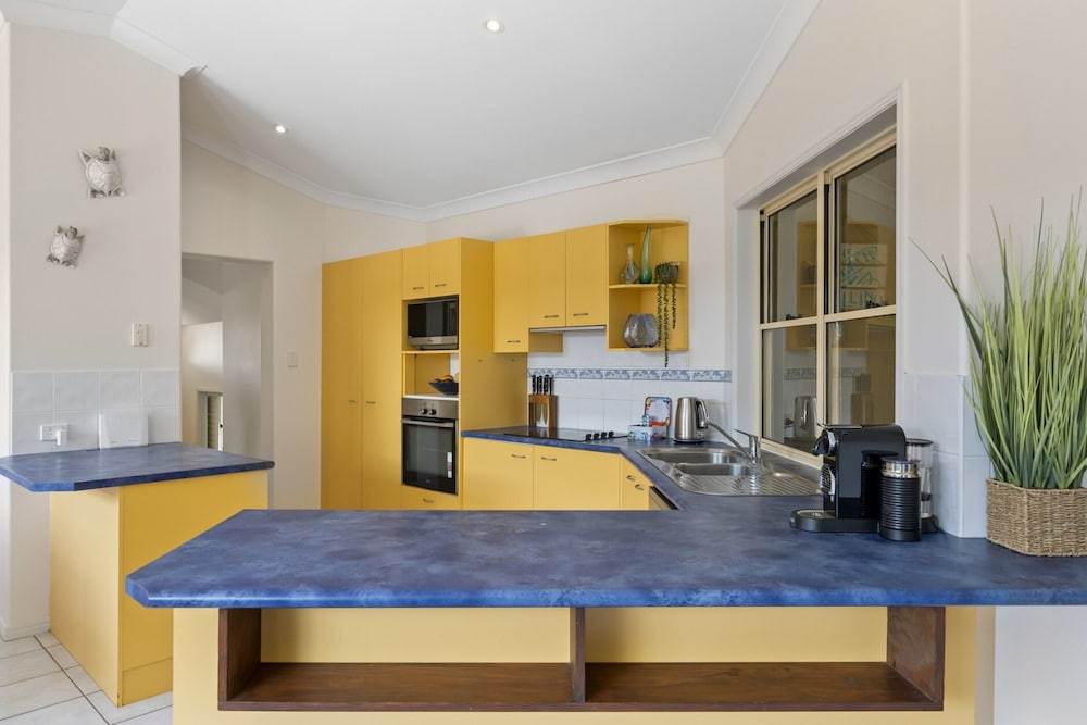 Spacious 4-bed Family Retreat With Pool