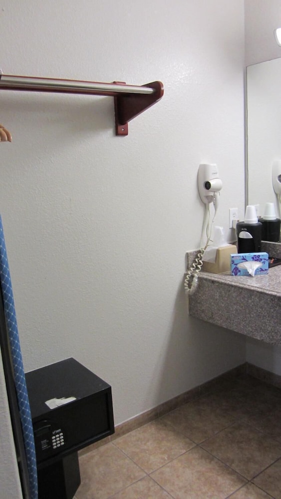 Regency Inn - Property Image 7