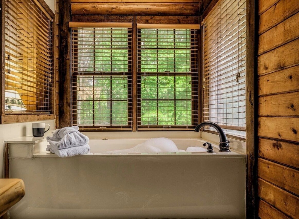 Golf Resort Cabin w Hot Tub Firepit Pool
